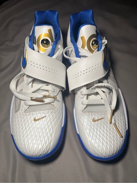 Athletic_Shoes